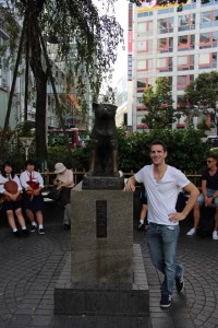 Sebastiaan met Hachi in Japan